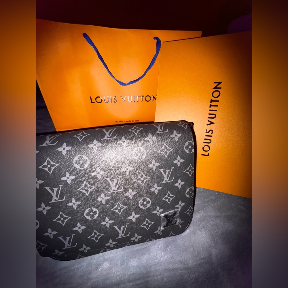 Louis Vuitton District PM